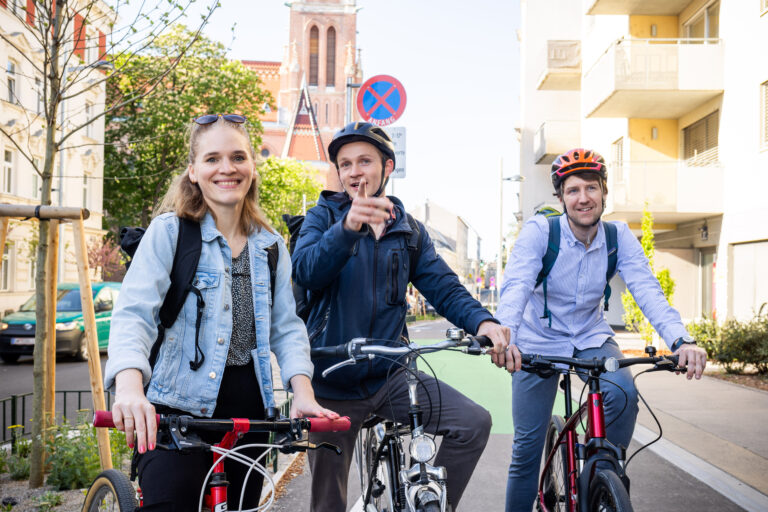 Sonja und zwei Kollegen stehen mit ihren Rädern neben einem Radweg (c) Husar