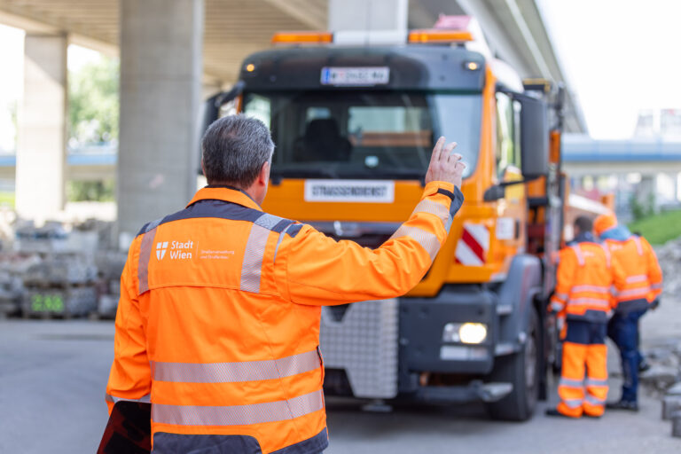 Peter weist einen LKW ein (Foto: Christian Husar MA28)