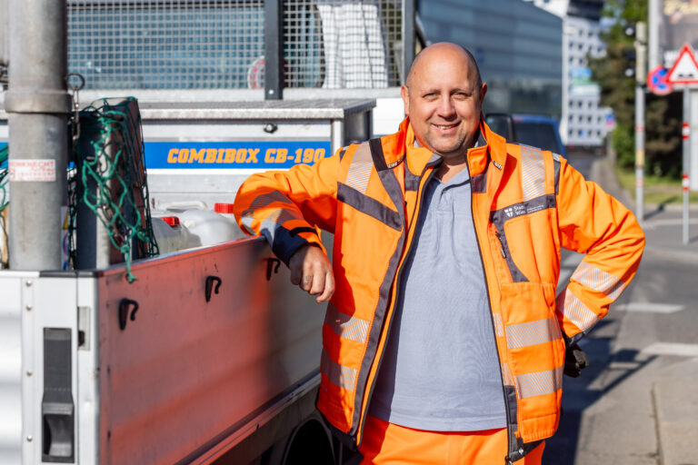 Thomas lehnt an einem Fahrzeug (Foto: Christian Husar MA28)